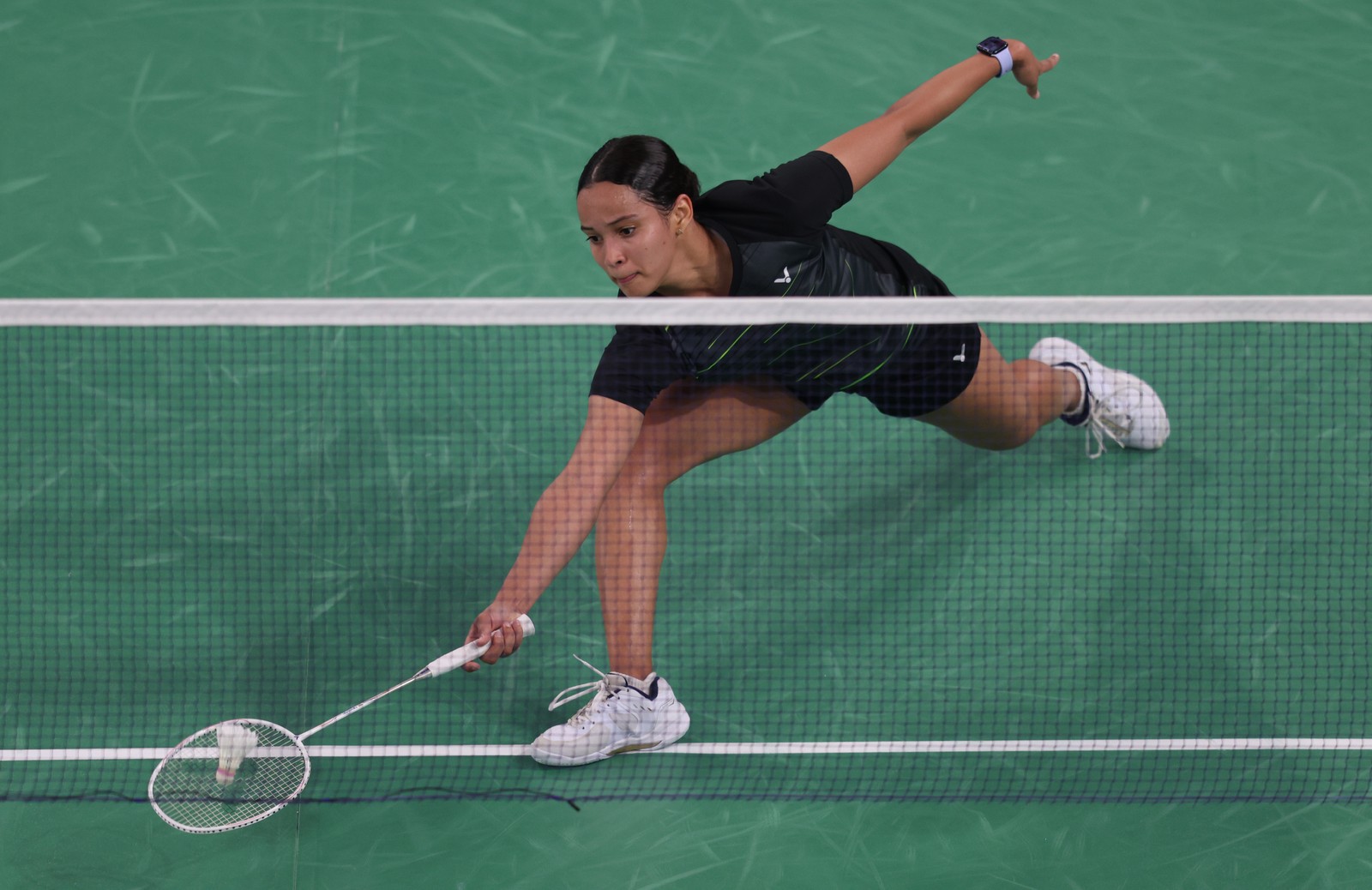 Juliana Viana Vieira contra Lo Sin Yan Happy, atleta de Hong Kong, no badminton feminino, nas Olimpíadas de Paris — Foto: Luiza Moraes/COB