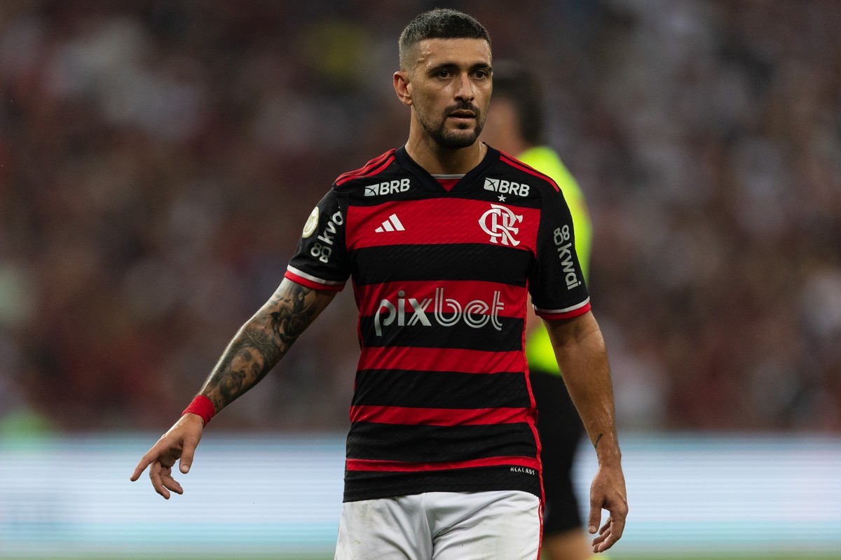 Arrascaeta relata ter sido vítima de tentativa de assalto após jogo no Maracanã