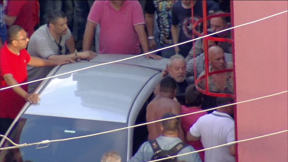 Lula se entrega à polícia, em 2018, e é preso para cumprir pena por corrupção e lavagem de dinheiro — Foto: Reprodução/TV Globo