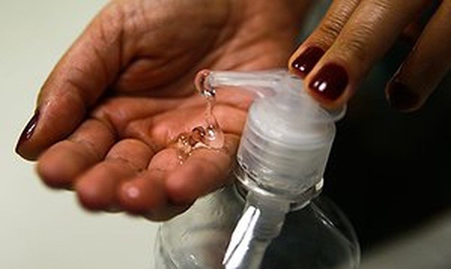 Álcool líquido 70% não será mais vendido nos mercados e farmácias