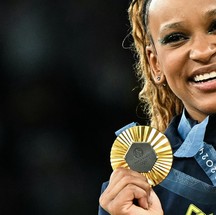 Rebeca Andrade conquistou medalha de ouro nos exercícios de solo da ginástica artística nas Olimpíadas de Paris — Foto: Gabriel Bouys/AFP