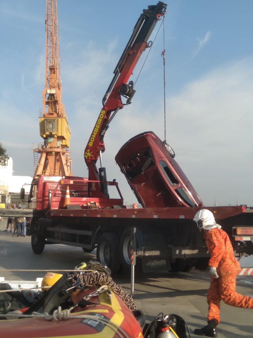 Carro cai na Baía de Guanabara, no Centro do Rio.