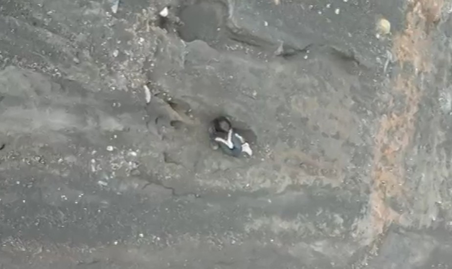 Drone flagra brasileira que caiu em trilha na Indonésia
