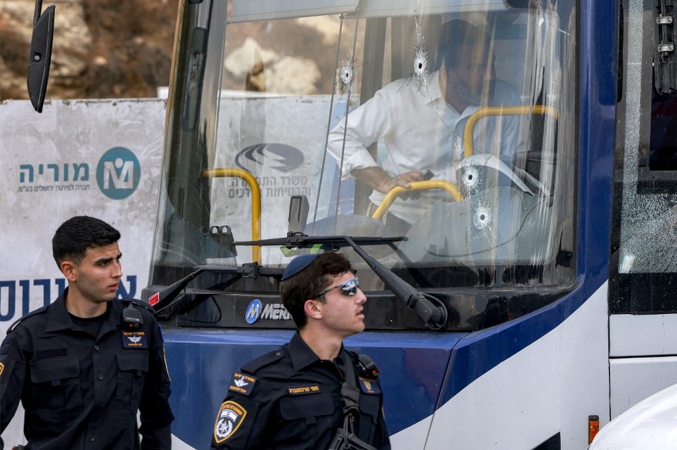 Marcas de tiro em ônibus após ataque em Jerusalém. — Foto: Menahem Kahana / AFP