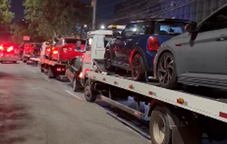 Polícia apreende 22 veículos de pessoas que assistiam a racha na ...
