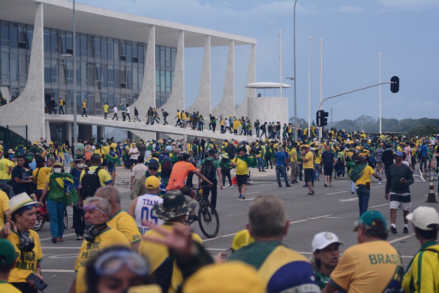 CBN - A rádio que toca notícia - Transmissão da CPMI dos Atos Golpistas no  site do Senado exibe link bolsonarista