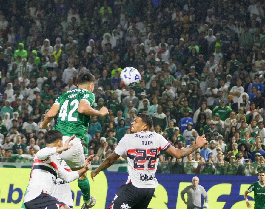 Palmeiras vence o São Paulo nos acréscimos e volta à liderança do ...