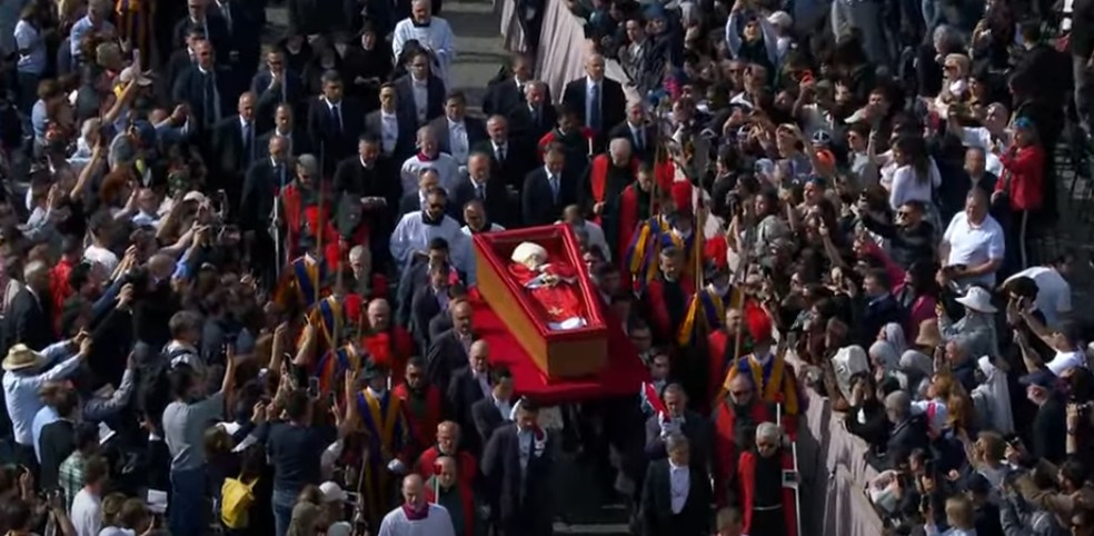 Corpo do papa Francisco passa no meio da multidão de fiéis na praça São Pedro. — Foto: Reprodução