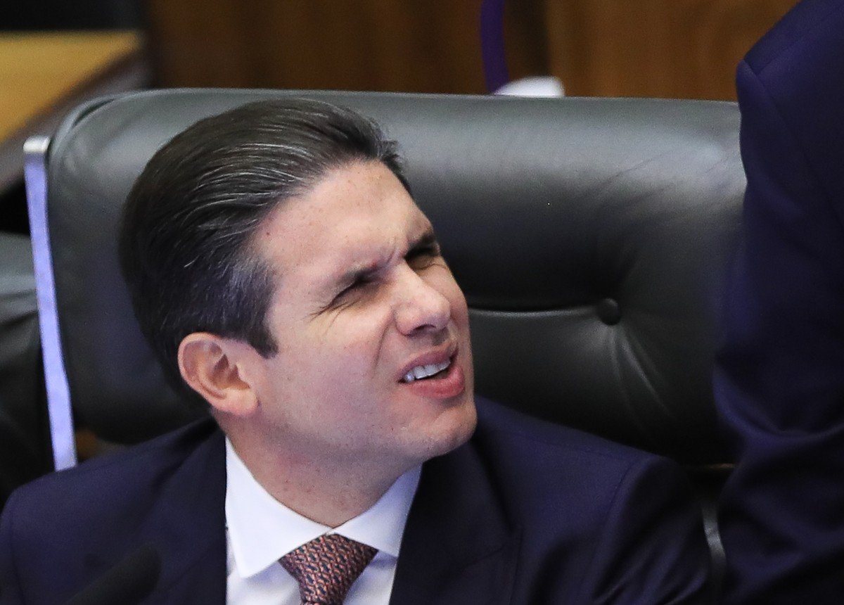Motta rejeita pedido do PL para colocar Eduardo Bolsonaro como líder da minoria na Câmara