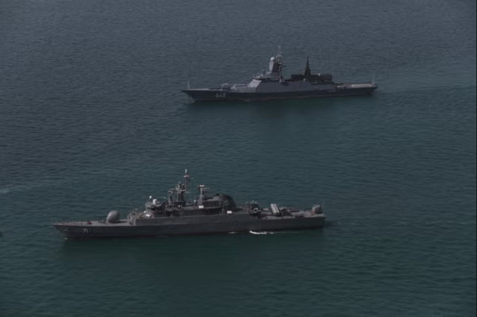 Navios russos e iranianos em treinamento militar no Estreito de Ormuz. — Foto: Divulgação/WANA