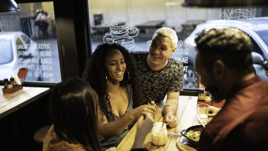Jantar com desconhecidos: conheça a modalidade oferecida por apps de amizade 