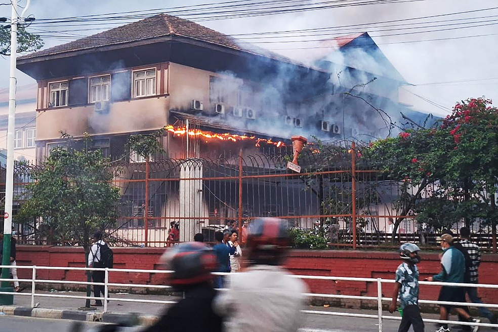 Prédio da Suprema Corte do Nepal em chamas — Foto: Anup OJHA / AFP
