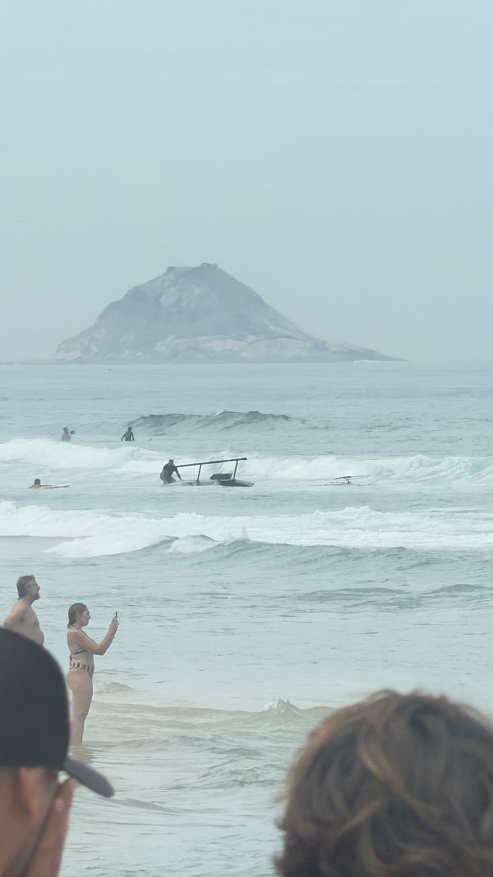 Buscas por desaparecidos ap&oacute;s queda de avi&atilde;o na Barra da Tijuca. &mdash; Foto: Reprodu&ccedil;&atilde;o/Redes Sociais