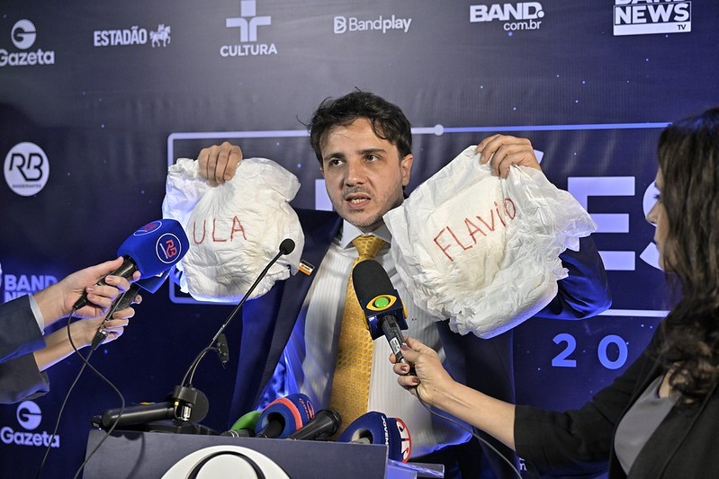 Debate da Band reúne apenas três presidenciáveis após desistências e ameaça de abandono - QTU Questões do Universo