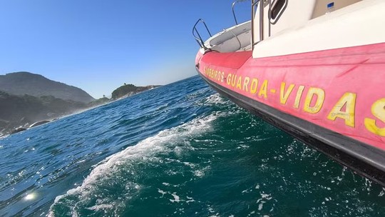 Equipes da Marinha e Bombeiros entram no 6º dia de buscas por pescadores que desapareceram em Ilhabela (SP)