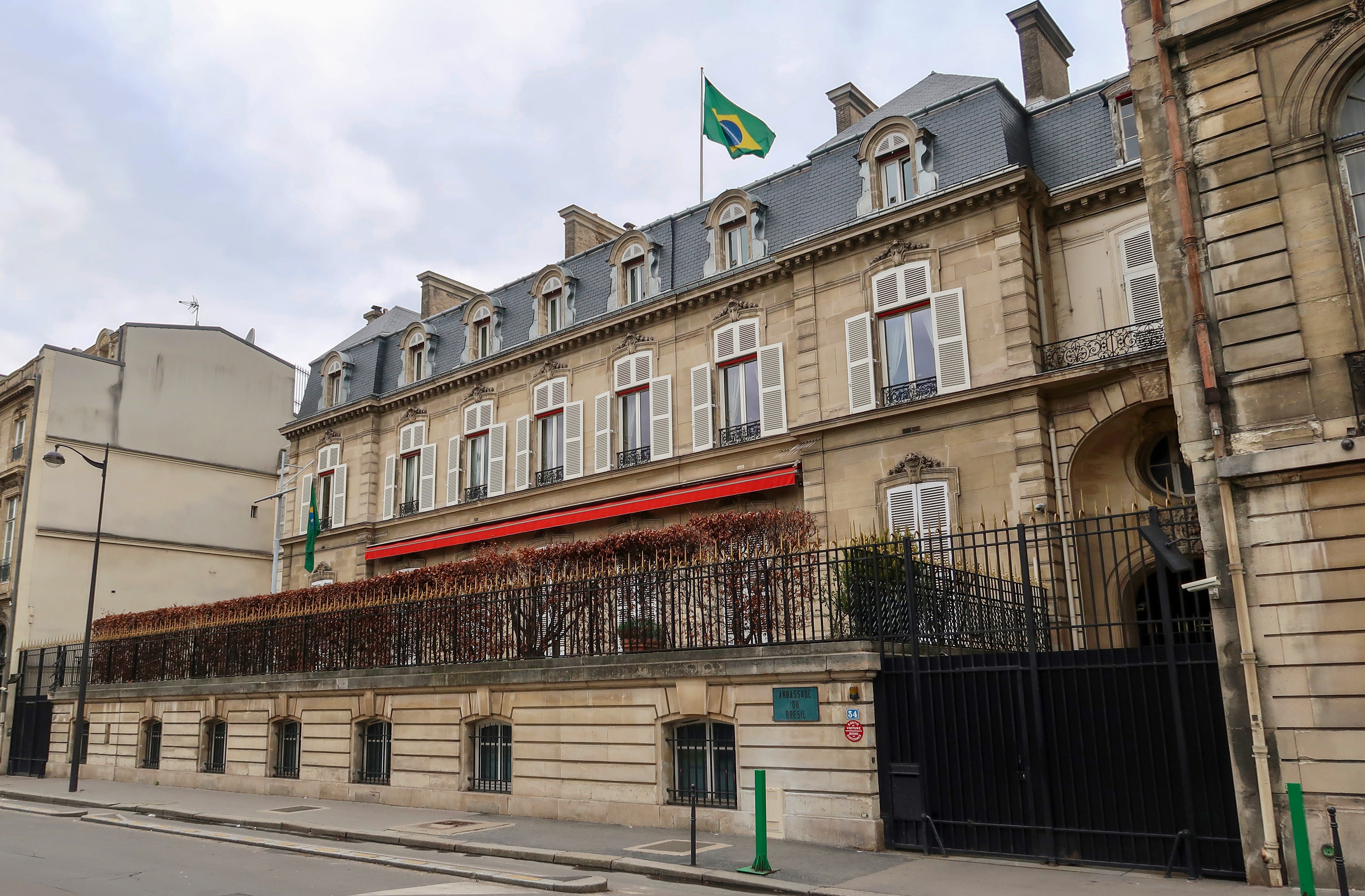 Consulado do Brasil na França vai aumentar segurança durante votação no 2º turno por preocupação com novos atos - Foto
