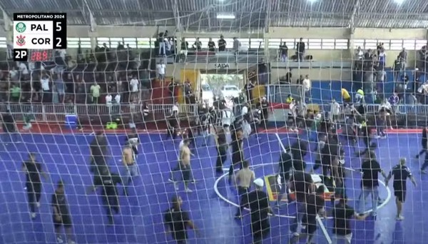 VÍDEO: Partida entre Corinthians e Palmeiras é paralisada após confronto envolvendo torcedores e jogadores