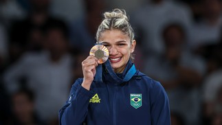 Medalhista de bronze Larissa Pimenta na cerimônia de entrega de medalhas no pódio nas Olimpíadas de Paris — Foto: Wander Roberto/COB