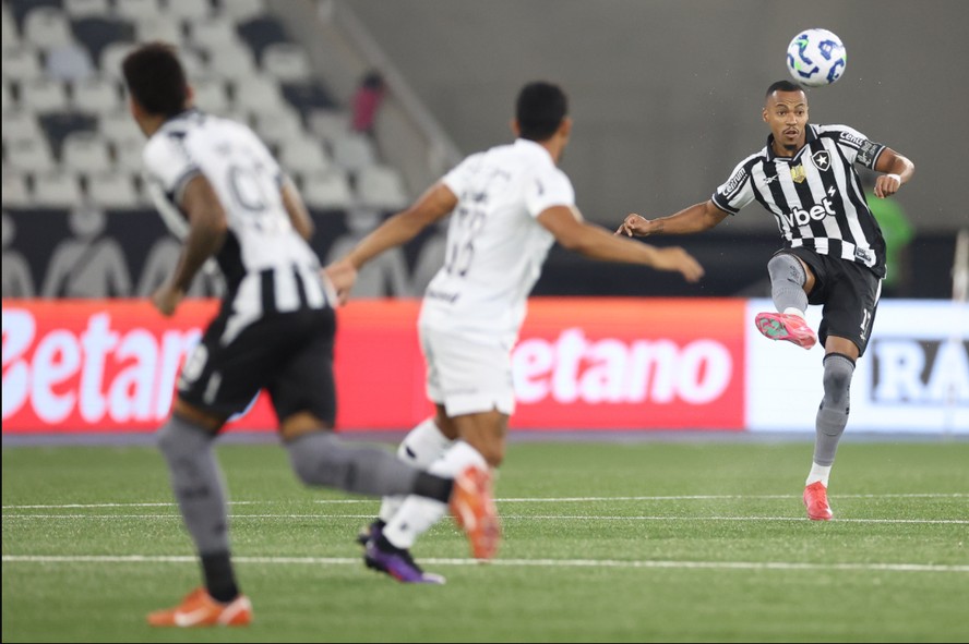 Botafogo ganha do Ceará e sobe para a sexta posição do Campeonato ...