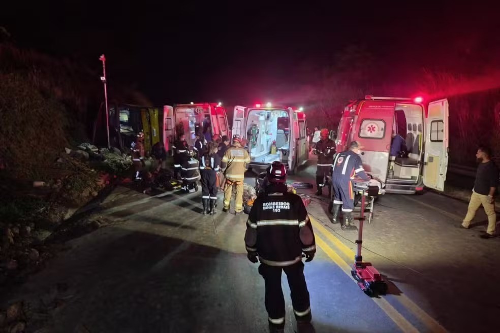 &Ocirc;nibus tombou na BR-251, em Francisco S&aacute;, no Norte de Minas Gerais &mdash; Foto: Corpo de Bombeiros