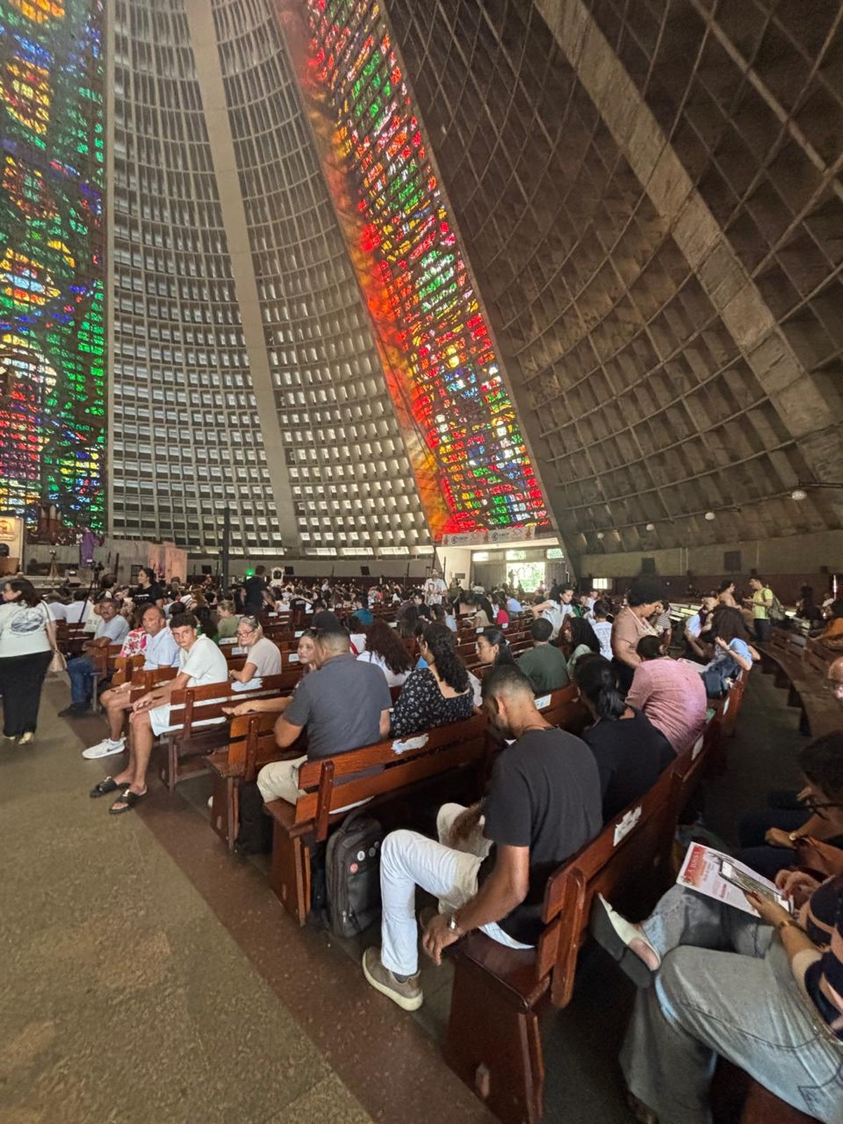 Milhares de fiéis lotam a catedral metropolitana do Rio na sexta-feira da Paixão