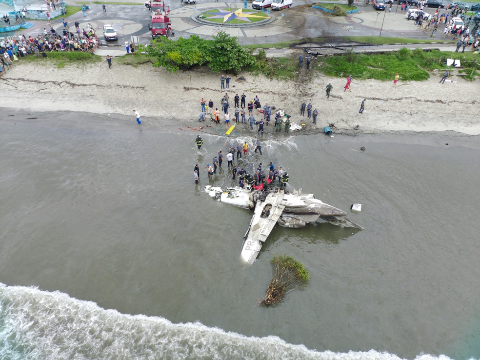 Avião caído em praia de Ubatuba, em São Paulo. — Foto: Francisco Trevisan