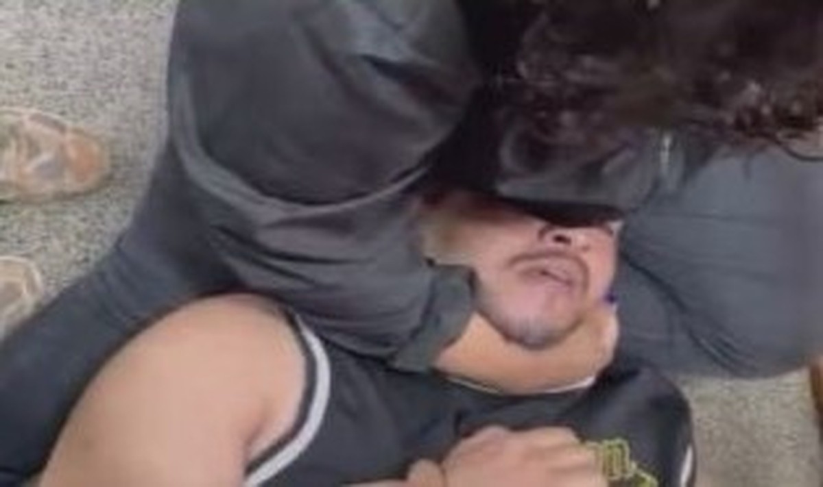 Pai de aluna dá socos em professor de matemática após bronca por uso do celular na sala de aula