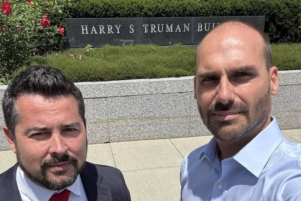 O jornalista Paulo Figueiredo, neto de João Figueiredo, e Eduardo Bolsonaro em frente à sede do Departamento de Estado dos EUA — Foto: Reprodução