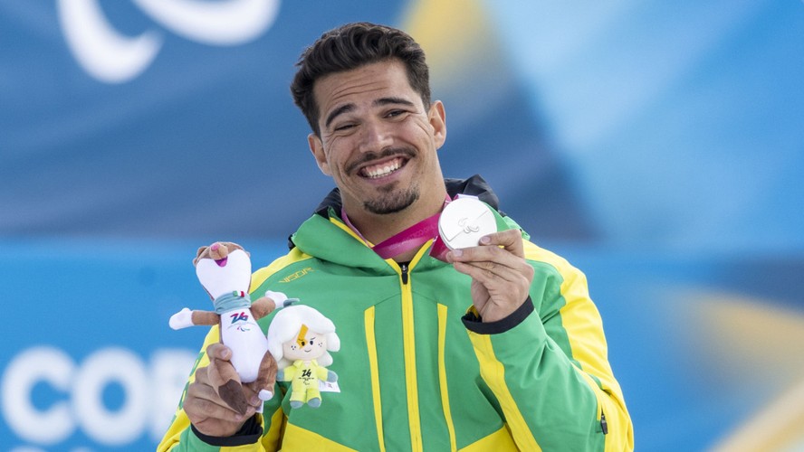 Cristian Ribera conquita primeira medalha para o Brasil nos Jogos Paralímpicos de Inverno 2026.