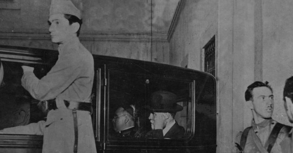 Washington Luís deixa o Palácio Guanabara para ser preso, em 1930 — Foto: Agência O Globo