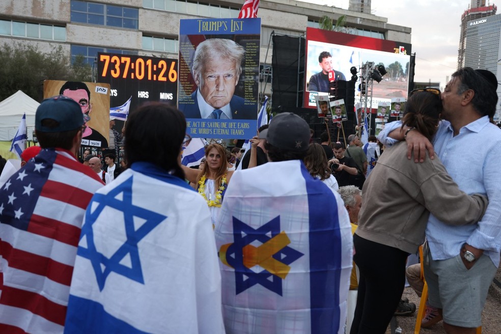 Israelenses agradecem Trump após acordo de paz. — Foto: AHMAD GHARABLI / AFP