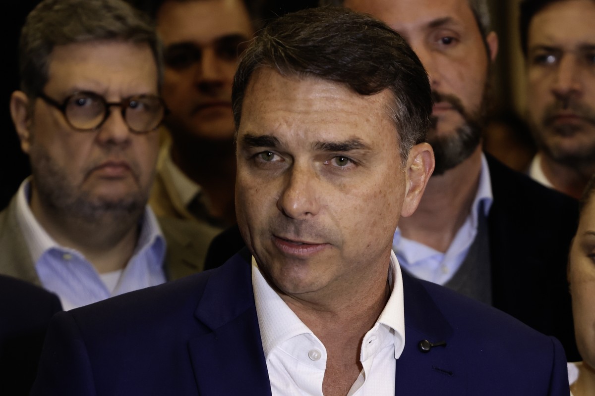 Defesa de Flávio Bolsonaro tentou quatro vezes transferir de Dino para Mendonça investigação de filme 