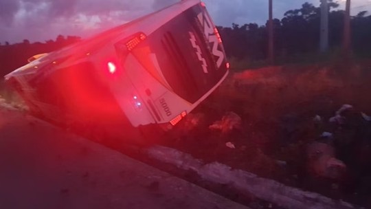 Vítimas de acidente de ônibus que deixou nove mortos na Bahia são enterradas no Rio