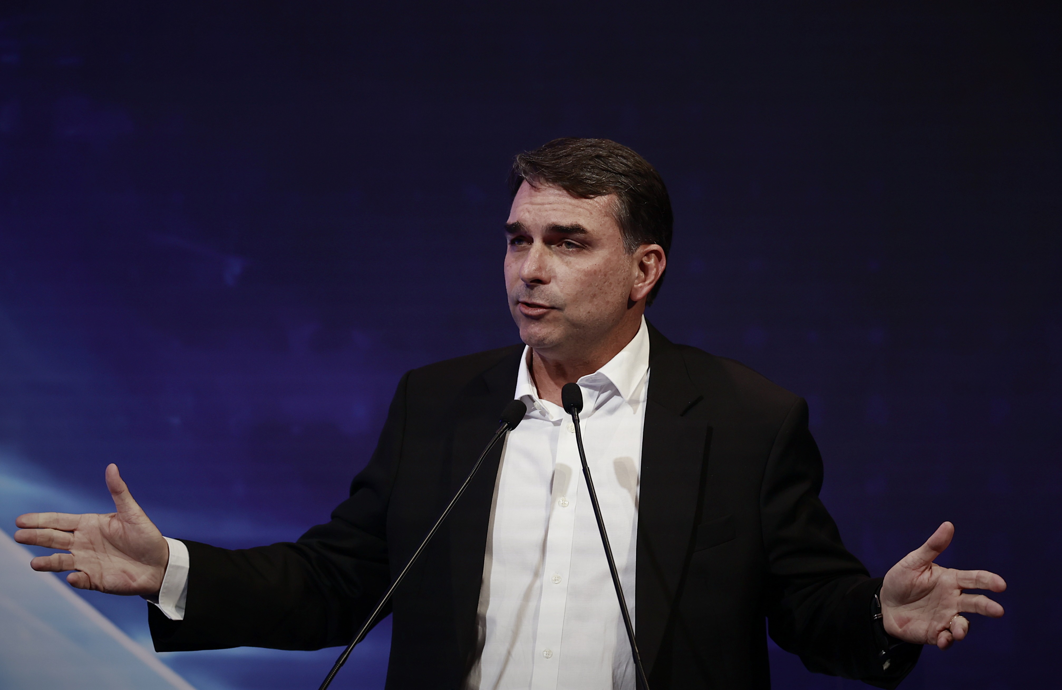 Flávio Bolsonaro diz respeitar decisão do PP sobre Tereza Cristina e mantém busca por vice - QTU Questões do Universo