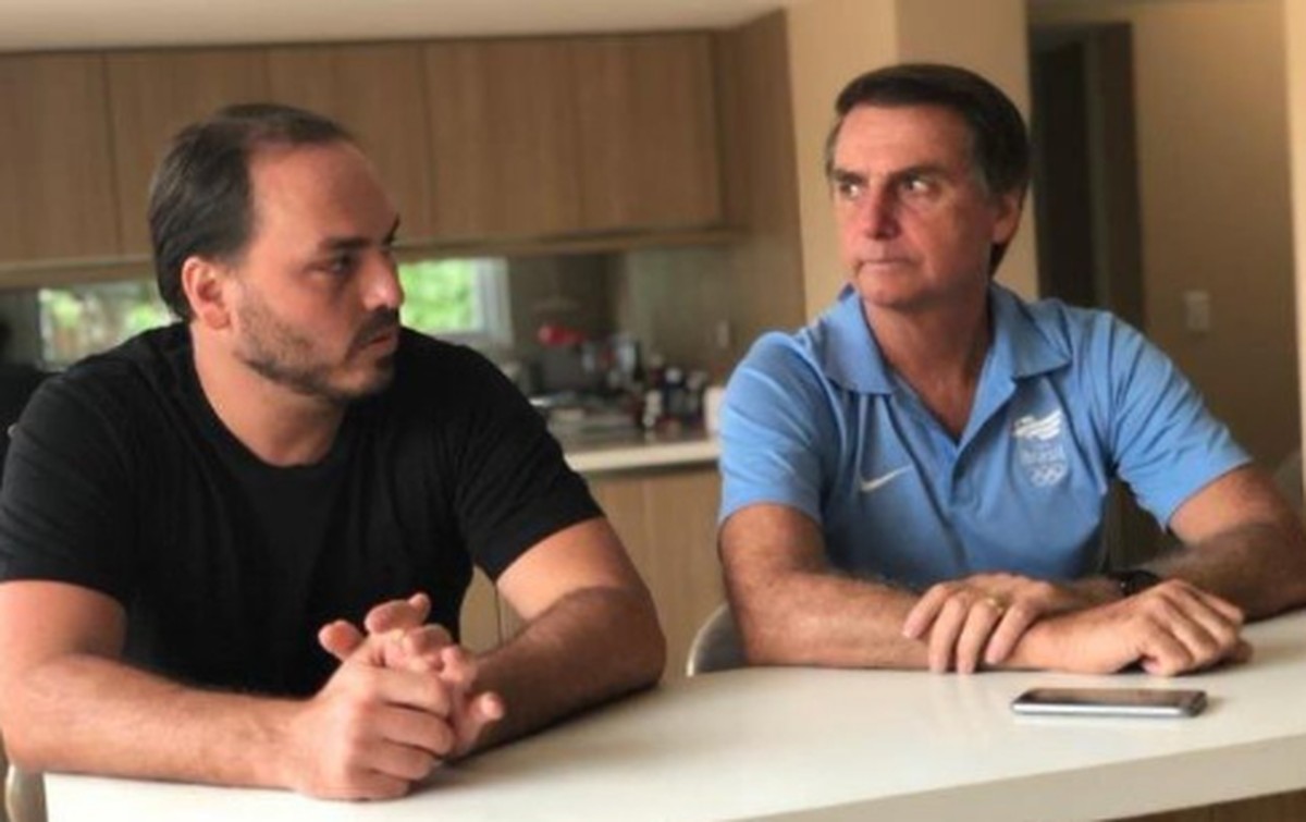 Carlos Bolsonaro diz que 'saúde do pai se deteriora' e relata crises de soluço 'intermináveis'