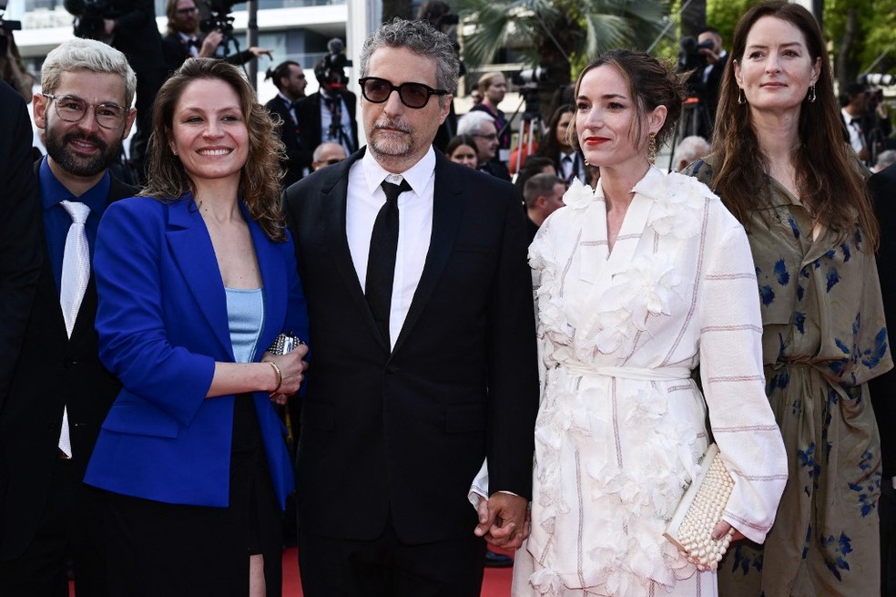 Kleber Mendonça Filho e os produtores de 'O Agente Secreto'. — Foto: Miguel MEDINA / AFP