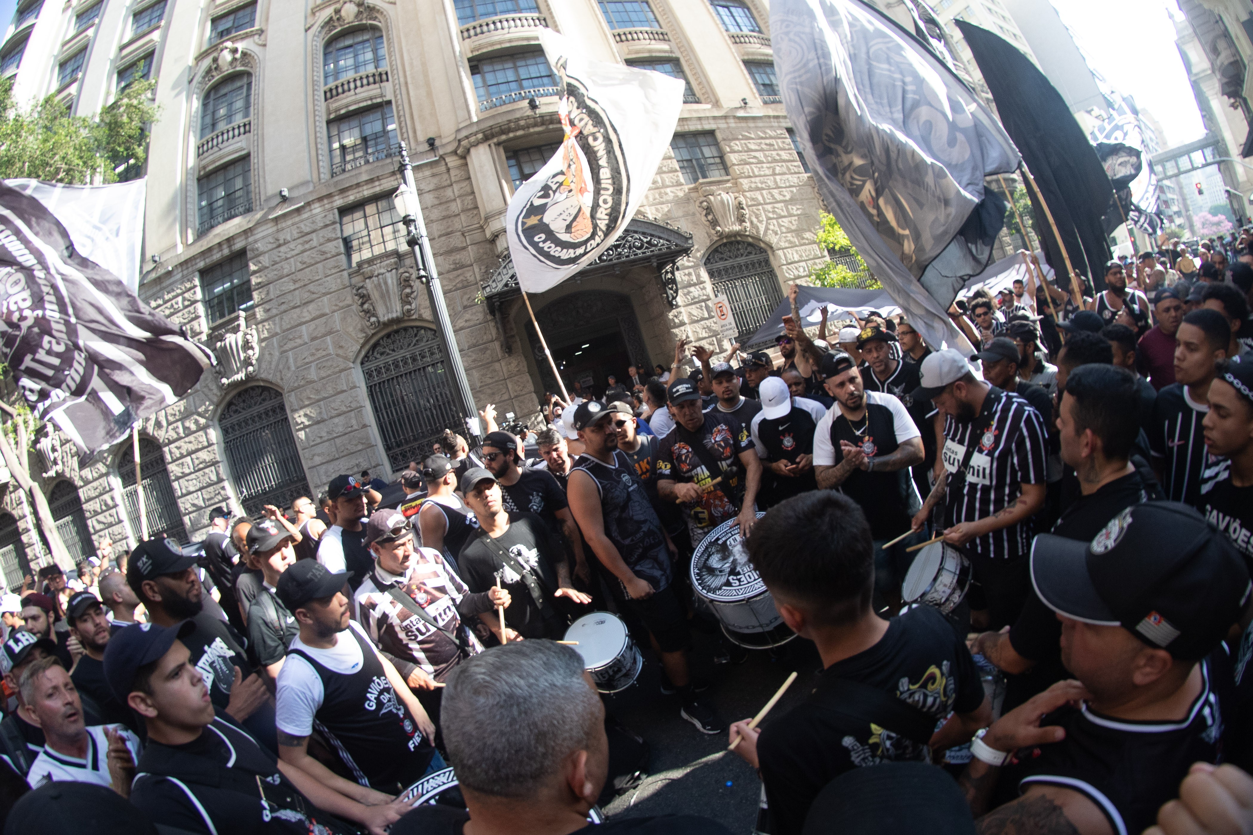 Torcedores do Corinthians pedem intervenção judicial em manifestação no Ministério Público de SP - QTU Questões do Universo