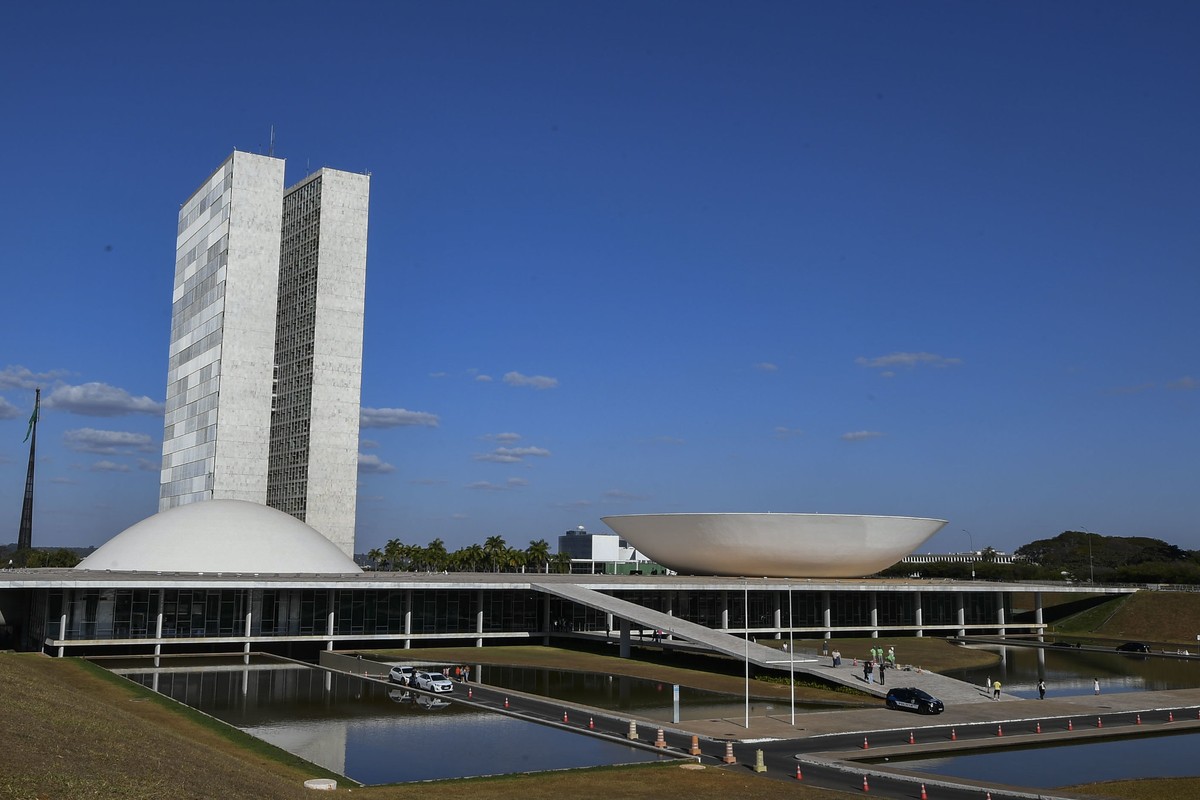 Nova versão da PEC das Prerrogativas prevê aval do Congresso para ações no STF