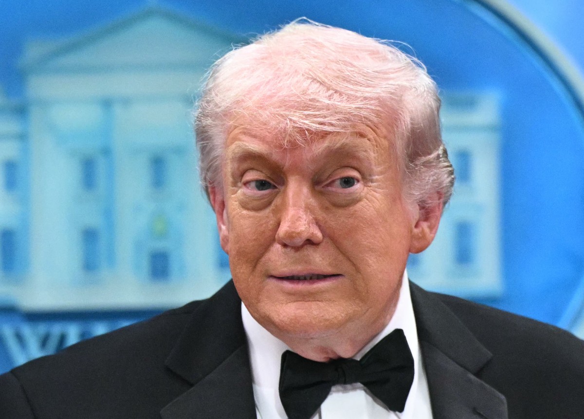 Trump afirma que Irã revelou estar em 'estado de colapso' e pedindo para reabrir Ormuz