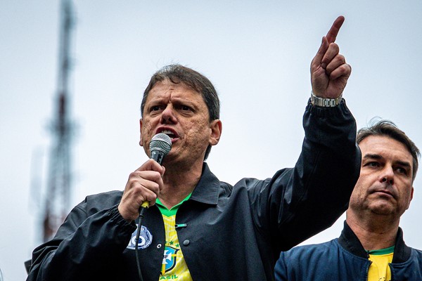 Tarcísio de Freitas discursa no ato de 7 de Setembro convocado por Flávio Bolsonaro, na Avenida Paulista, em São Paulo — Foto: MATHEUS P MACHADO/MODUSFOCUS/Agência O Globo