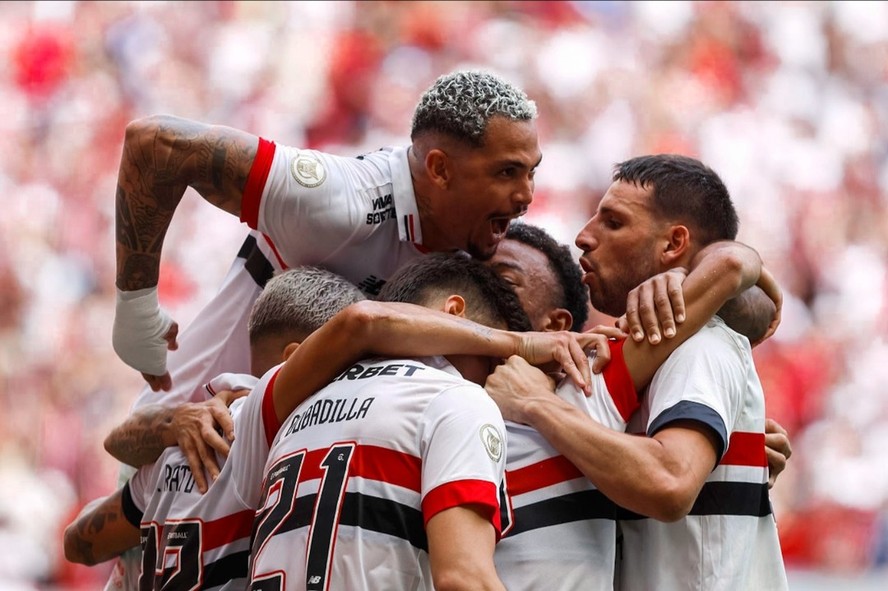 São Paulo vence clássico contra o Corinthians e afunda mais rival na ...