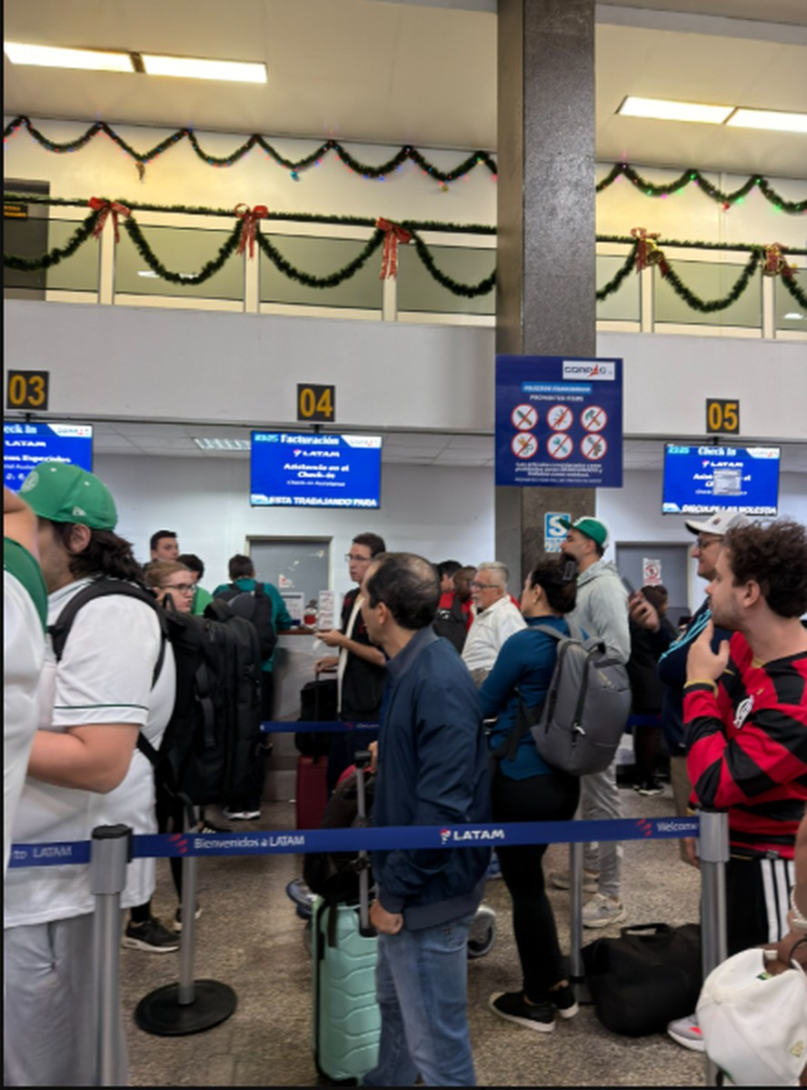 Torcedores do Flamengo denunciam cancelamento de voo.