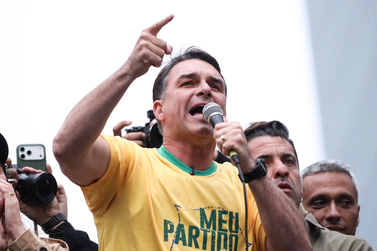 Em ato na Paulista, Flávio Bolsonaro diz que Moraes ‘vai cair’ e responsabiliza Lula por ‘caos moral’
