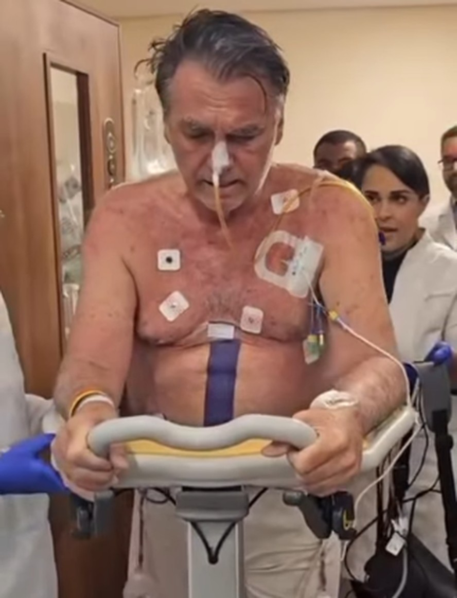 Bolsonaro caminhando em hospital.