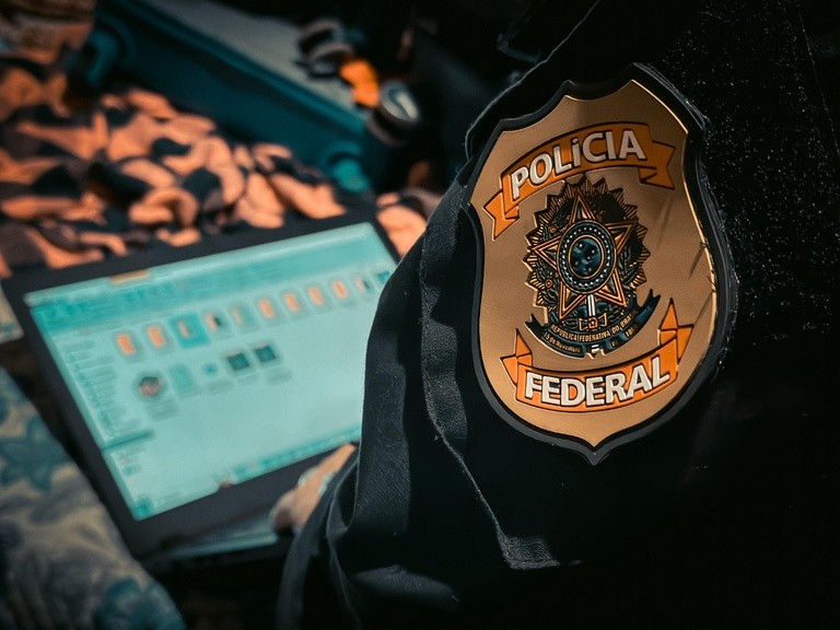 PF faz operação contra grupo suspeito de aliciar e enviar brasileiras para exploração sexual na França - QTU Questões do Universo