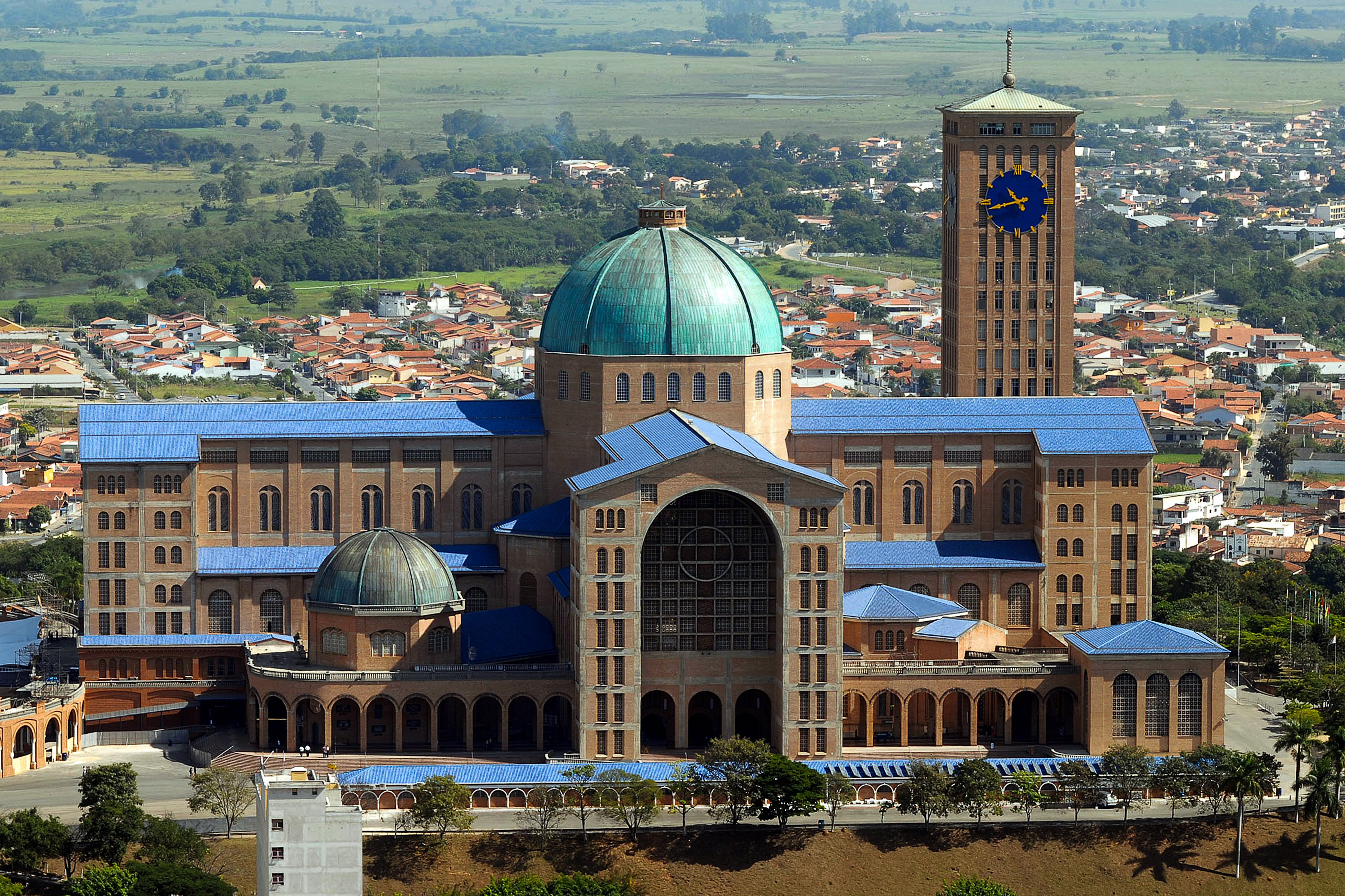 Feriado de Nossa Senhora Aparecida: Via Dutra e Rota da Luz devem receber mais de 40 mil romeiros até segunda (12)