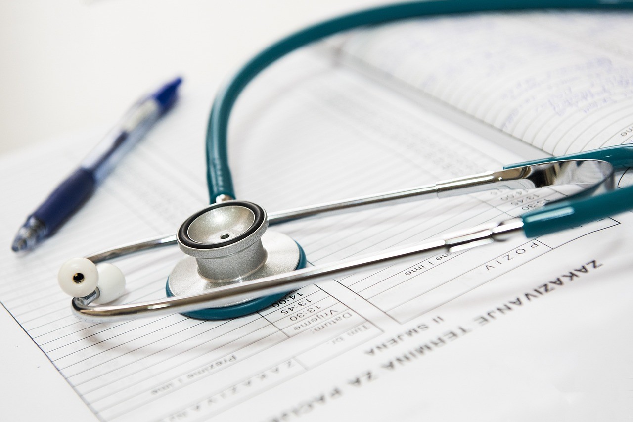 CFM lança plataforma para denunciar danos em procedimentos feitos por pessoas sem formação médica