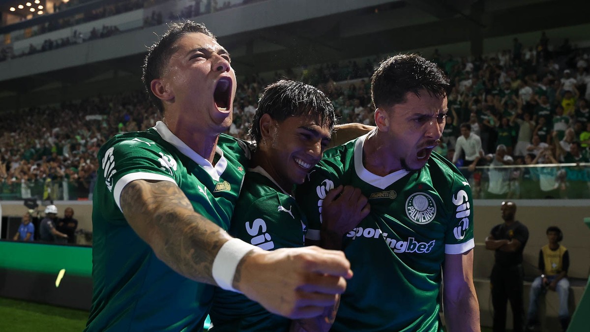 Palmeiras domina o jogo e vence o Corinthians por 2 a 0