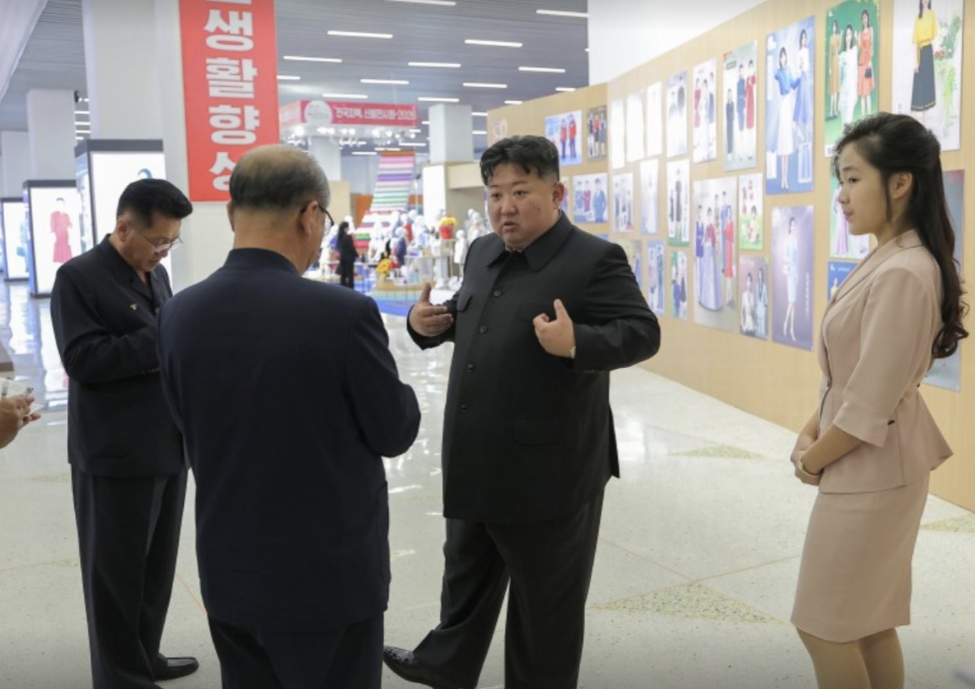 Após boatos sobre morte, Coreia do Norte divulga imagens de Kim Jong-Un em evento