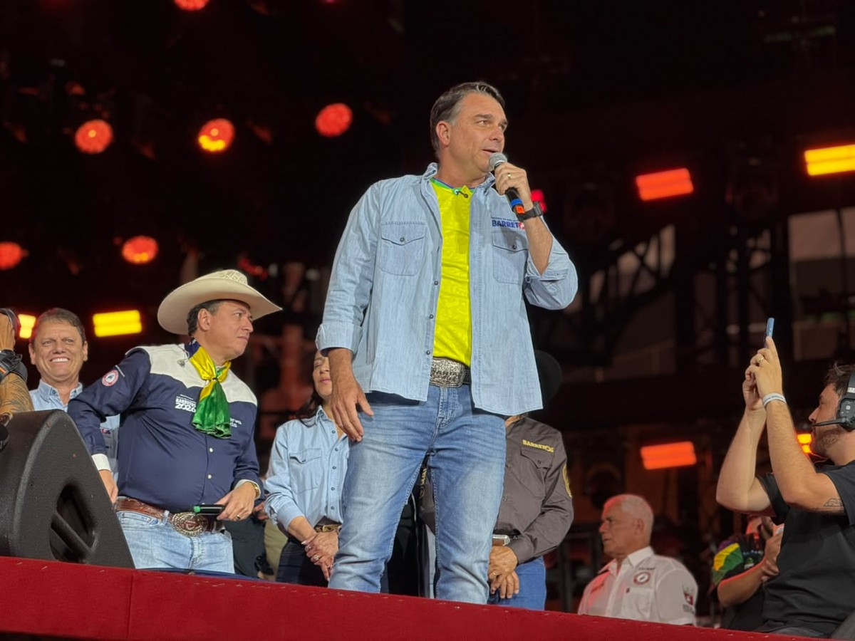 Em Barretos, Flávio Bolsonaro diz que agro é 'muito atacado' e promete resgatar setor
